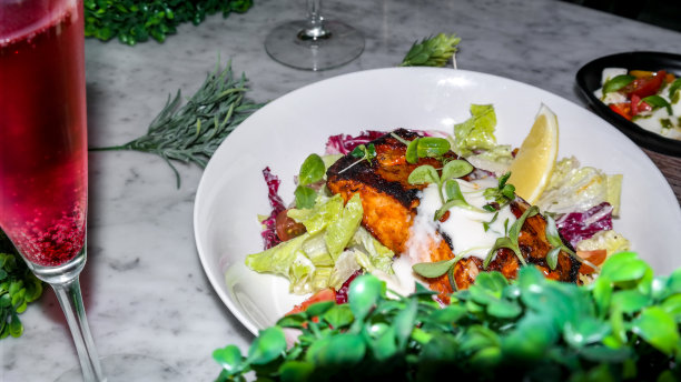 一块配有柠檬、盐和蔬菜的烤鲑鱼 - 精美食物装饰图片下载