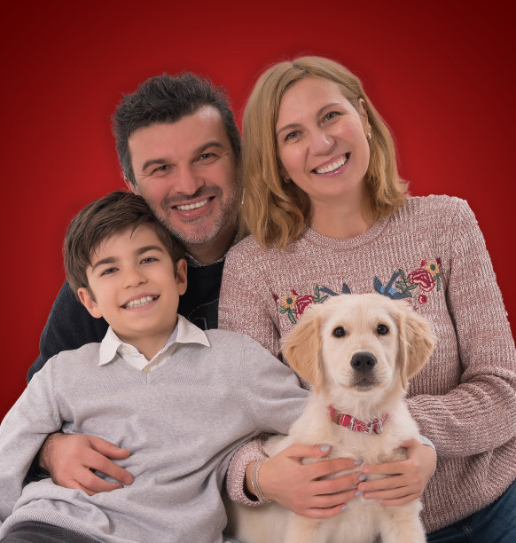 微笑的家人坐在儿子和他们的狗图片下载