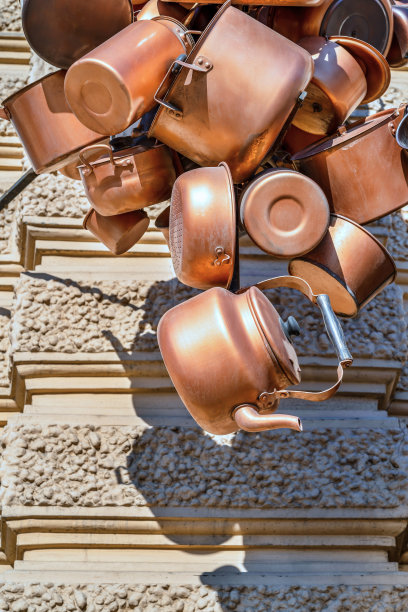 来自旧金属制品的抽象花环图片下载