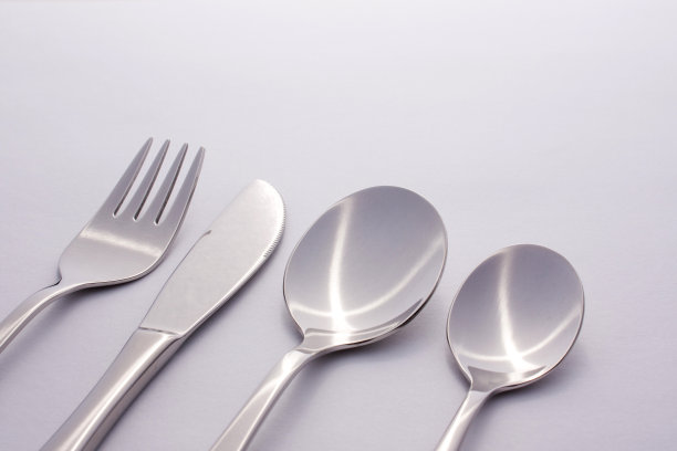 叉子，刀和勺子放在灰色的背景上图片下载