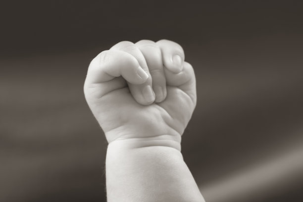 新生婴儿的手紧握成拳头图片下载