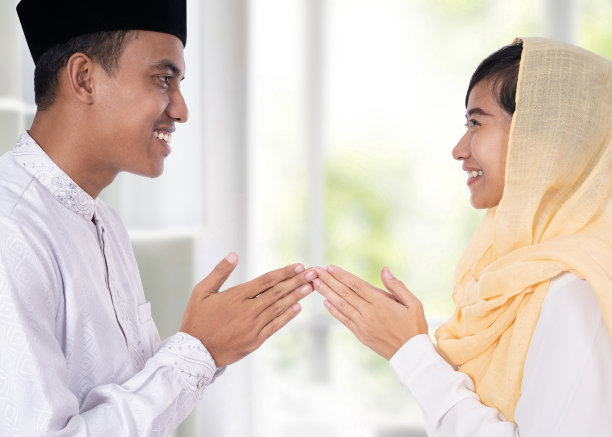 男人和女人用穆斯林传统的方式打招呼图片下载