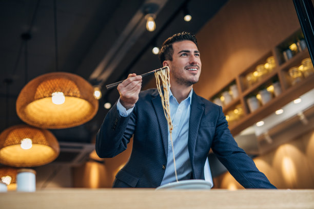 在中餐馆吃面条的绅士图片下载