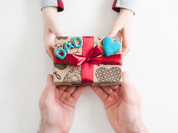 孩子的手和一个漂亮的礼盒图片下载