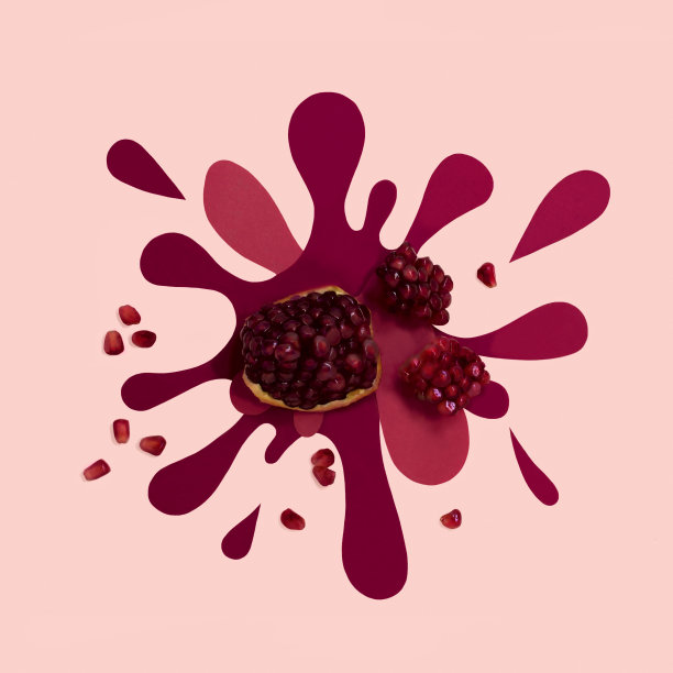 在餐巾纸上以石榴颗粒的形式飞溅和喷雾图片下载