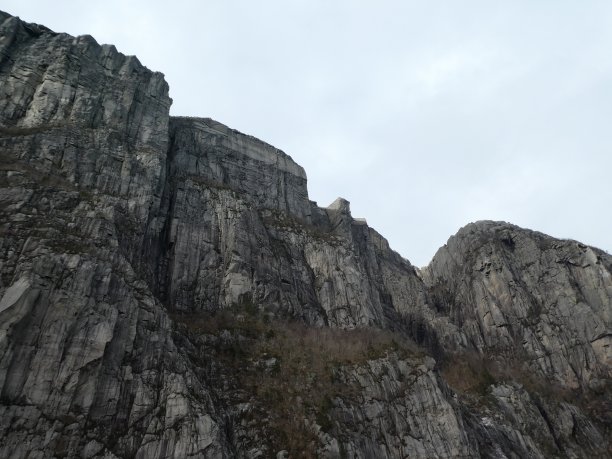 从海上俯瞰挪威山顶的讲坛石图片下载