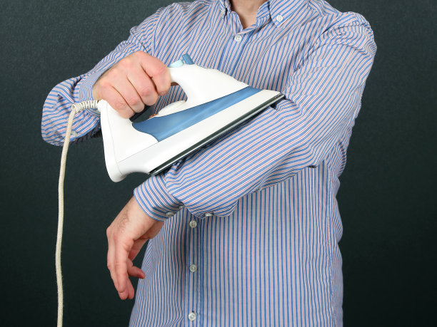 男人把衬衫熨在手上图片下载