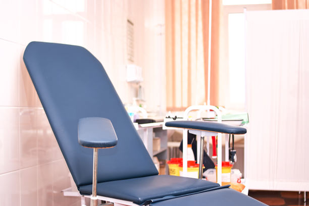 医院室内的光线病人的椅子。医学的概念图片下载