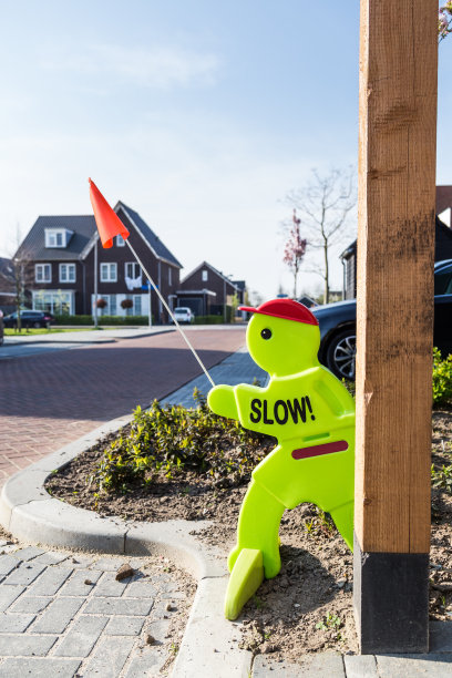 在郊区的邻居缓慢的交通标志图片下载