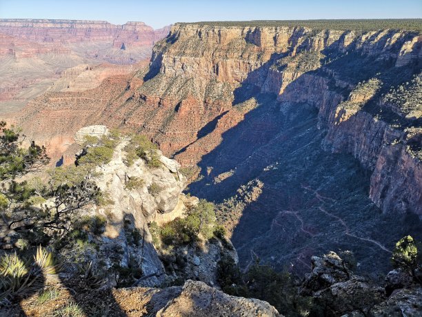 从大峡谷国家公园南缘往下看，明亮的天使小径从上往下看图片下载