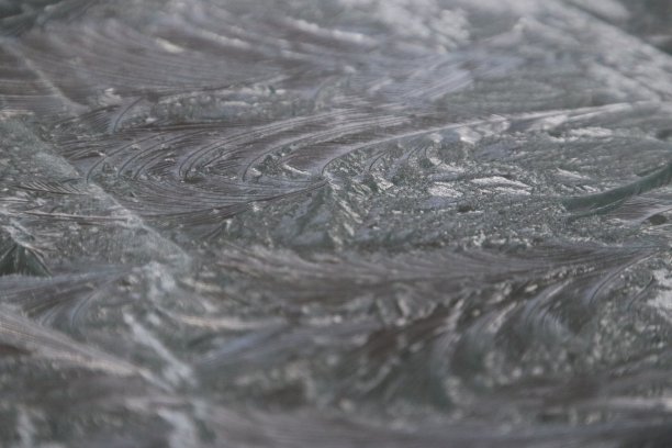 冬天的荷兰，汽车前屏幕上的冰花图片下载