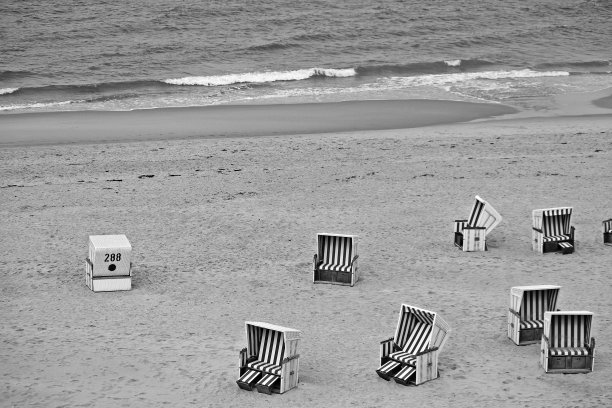 很多沙滩椅都是黑白相间的图片下载