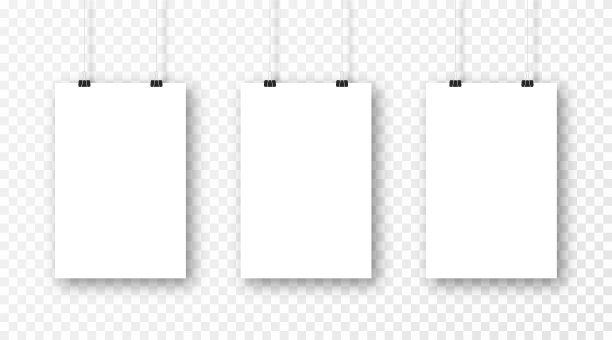 海报模型孤立在透明的背景。现实的空白海报模板。一套挂在墙上的垂直框架模型。向量图片下载