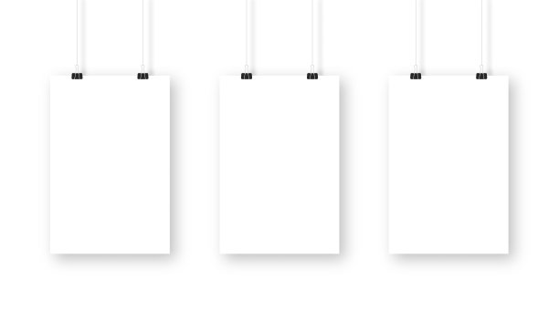 海报模型孤立的白色背景。现实的空白海报模板。一套挂在墙上的垂直框架模型。向量图片下载