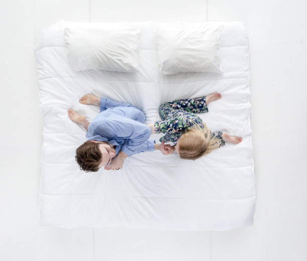 幸福的夫妻互相逗乐图片下载