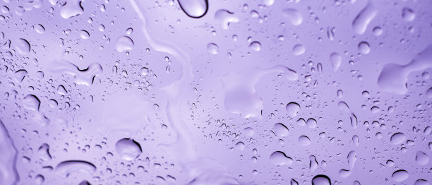 水珠落在车窗玻璃上的画面图片下载