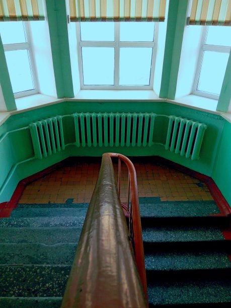 一座旧孤儿院的楼梯。图片下载