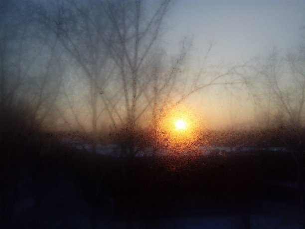 早春的霜冻清晨透过雾气蒙蒙的霜冻窗口。图片下载