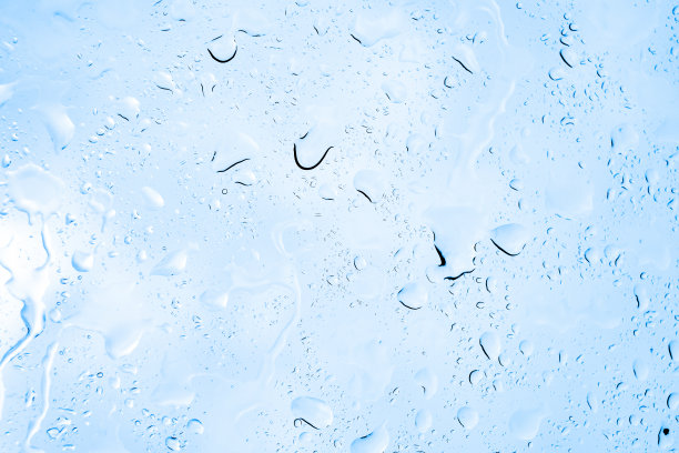 水珠落在车窗玻璃上的画面图片下载