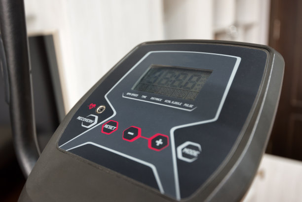 近距离数码显示屏控制健身脚踏车设备室内健身房和现代健身中心。有选择性的重点图片下载