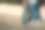 这张照片里的女人和男人穿着牛仔裤和鞋子，女孩捧着一束花踮着脚尖，时髦的情侣在约会中接吻。户外爱好者。图片下载