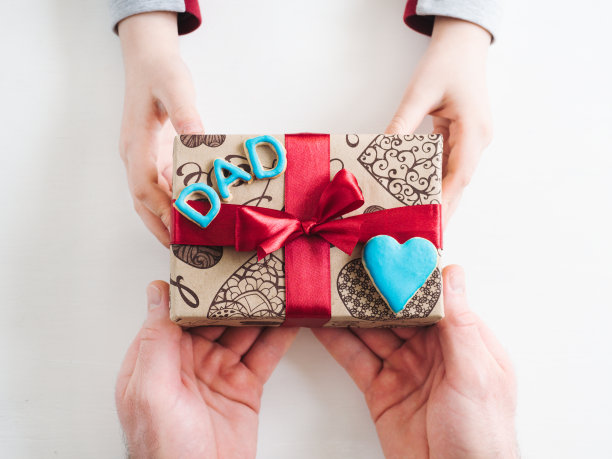 孩子祝贺他的父亲。为父亲节做准备图片下载