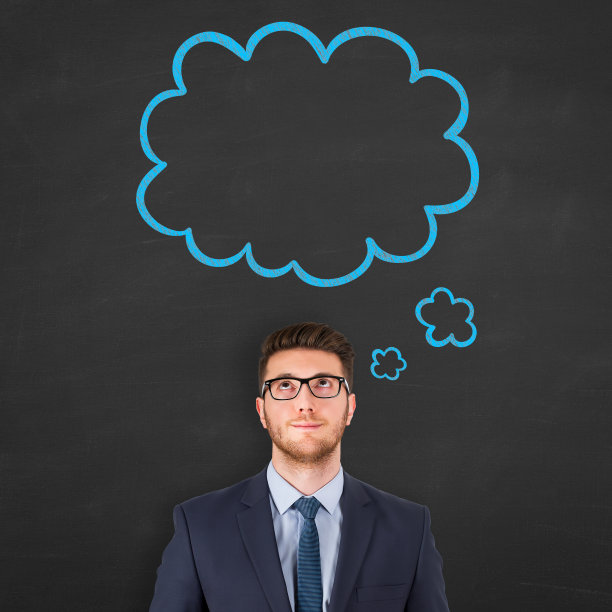 商人站在旁边的思想泡泡画在黑板上图片下载