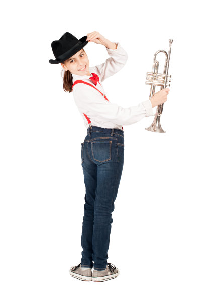 小女孩吹着小号图片下载