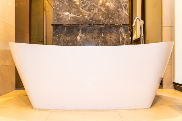 美丽豪华的白色浴缸装饰浴室内部图片下载