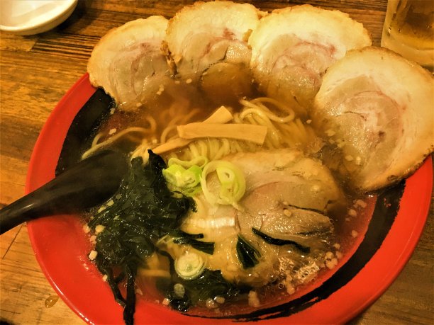 美味的日式拉面酱油调味汤在日本，日本食品。图片下载