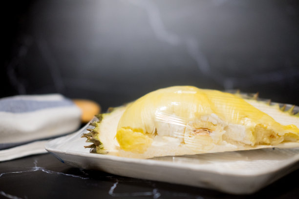 成熟的榴莲包在黑色的背景图片下载