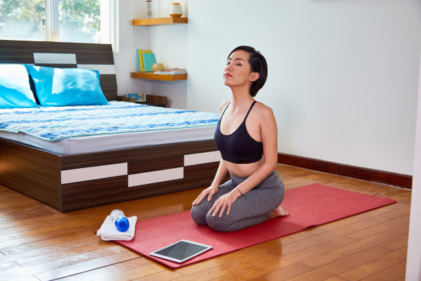 女人在做瑜伽时放松图片下载