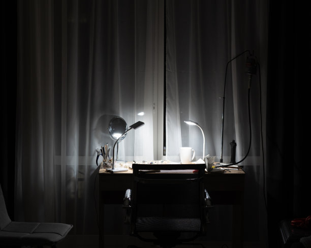 工作地点在亮着灯的房间里图片下载