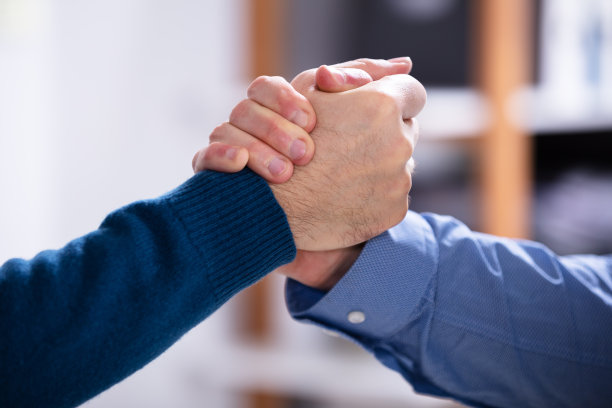 两个商人在扳手腕比赛图片下载