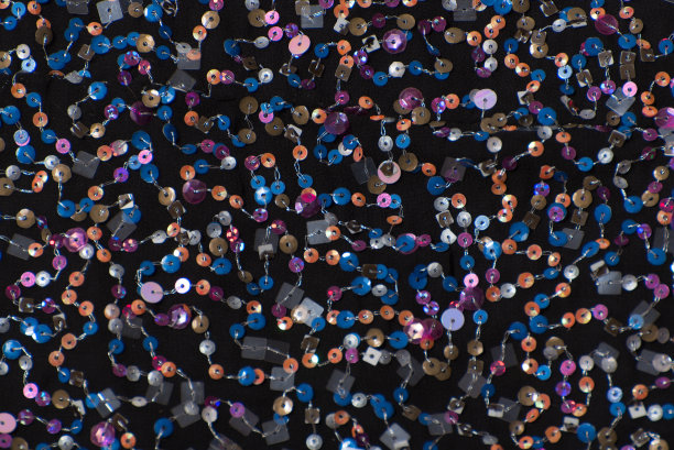 黑色布料的纹理与彩色亮片。特写镜头。图片下载