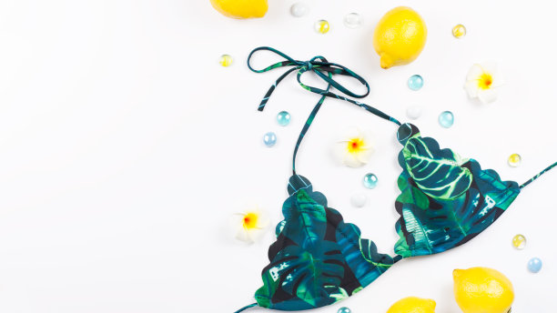 女式比基尼泳装，草帽，鲜花和水果，平面设计，复制空间。旅游的概念图片下载