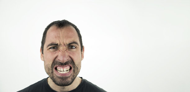 愤怒的疯子的肖像孤立在白色图片下载