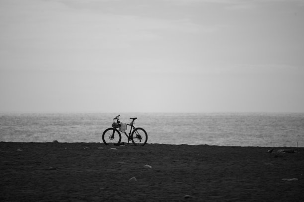 一辆自行车停在海滩上图片下载