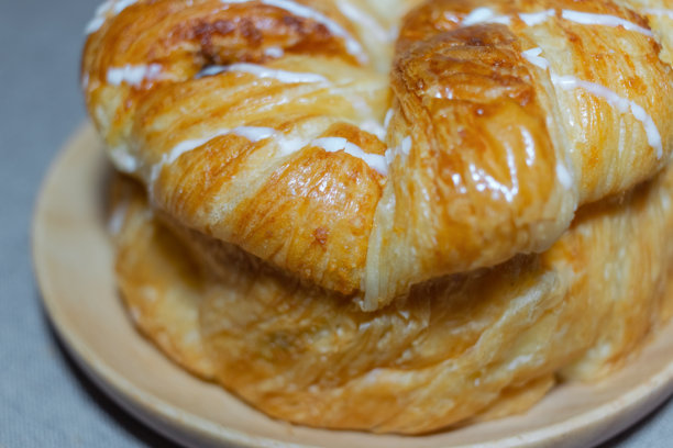 木制的托盘和金色的吐司图片下载