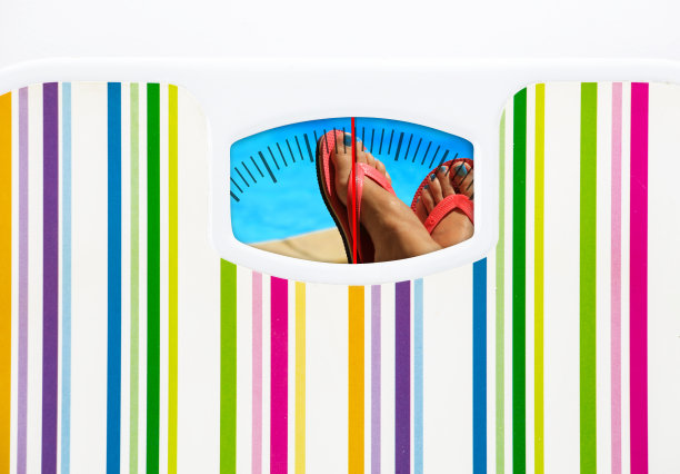 夏季饮食概念与浴室秤和游泳池拨号图片下载