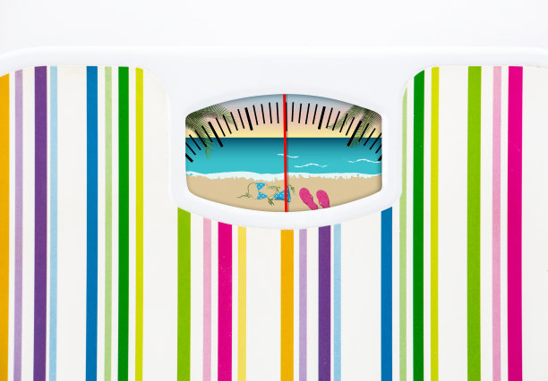 夏季饮食概念与浴室秤和海滩上的表盘图片下载