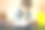 2岁小男孩的肖像，用蜡笔在白纸上写字，画画，在家里的桌子旁玩耍。图片下载