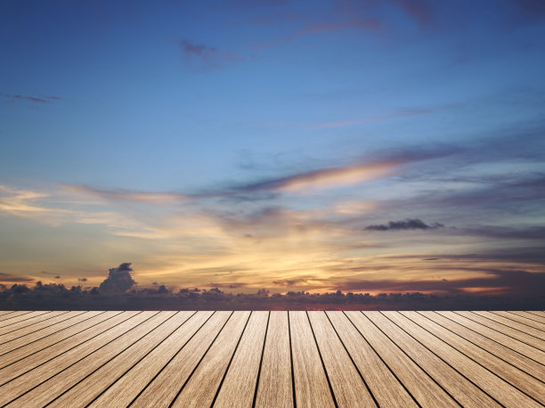 透视边框木桌海滩外面在平静的蓝天在春天的背景概念宽餐板在夏季景观墙纸背景，实物推广产品。图片下载