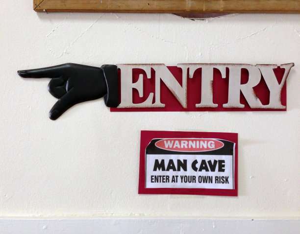 进入男人洞穴图片下载