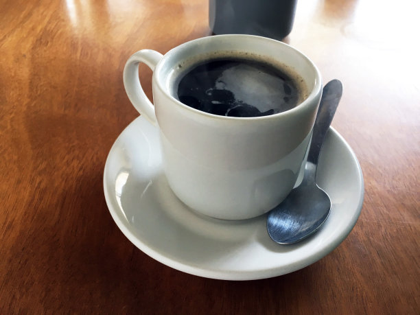 早上喝杯咖啡，背景是木头图片下载