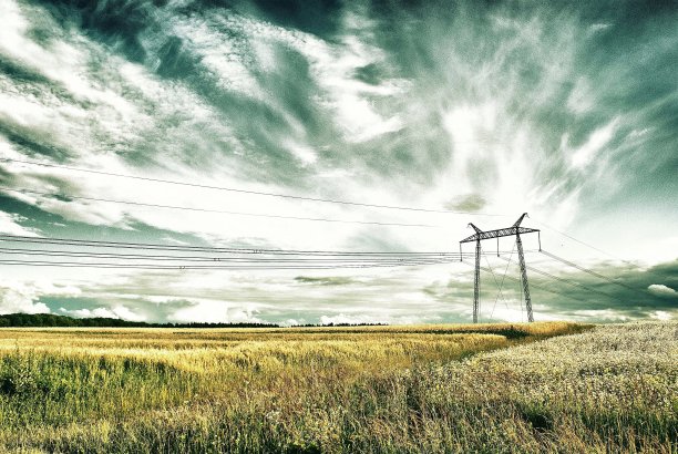 麦田上空的雷云图片下载