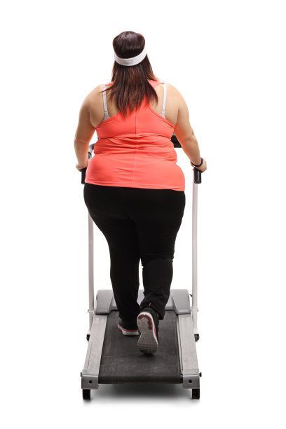 在跑步机上的胖女人图片下载