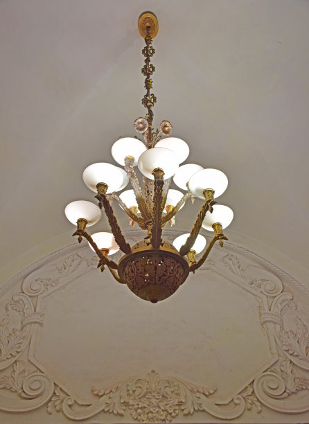 莫斯科地铁站的一盏吊灯图片下载