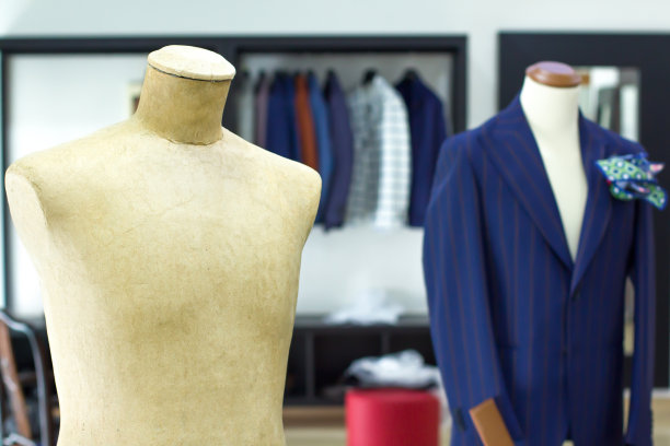 在裁缝店的人体模型和定制的西装。理念:剪裁、商务、典雅。图片下载