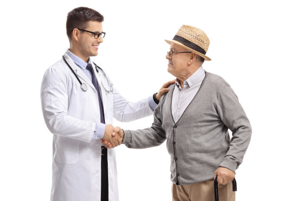 男医生和一个成熟的男人握手图片下载